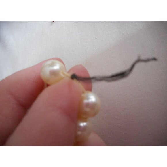 Vintage Monet Faux creamy Pearl Stretch Bracelet Costume Estate Jewelry - Picture 3 of 3